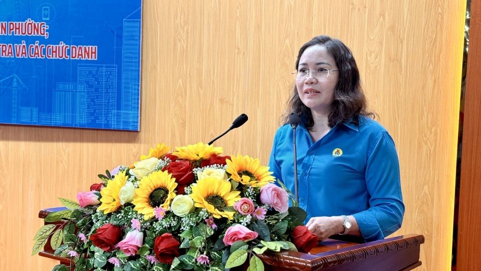 Bà Lê Thúy Kiều – Chủ tịch Công đoàn phường Trà Vinh phát biểu tại hội nghị thành lập công đoàn phường Trà Vinh. Ảnh: Hoàng Lộc