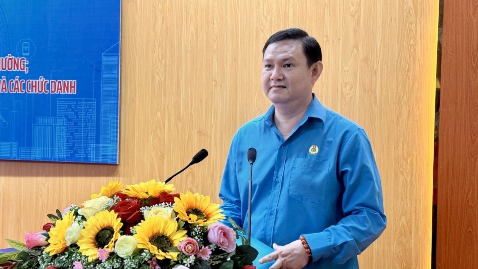 Mr. Nguyen Phuc Linh - Member of the Executive Committee of the Vietnam General Confederation of Labor, Provincial Party Committee Member, Vice Chairman of the Provincial Vietnam Fatherland Front Committee, Chairman of Vinh Long Provincial Labor Federation - delivered a directive speech at the conference. Photo: Hoang Loc