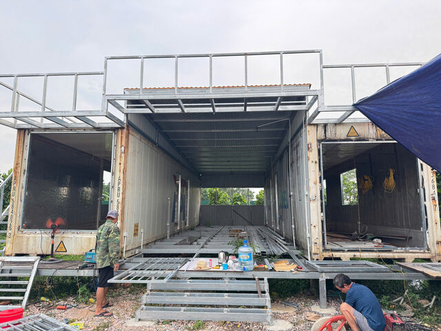 Căn nhà được ghép từ các thùng container, trong quá trình thi công. Ảnh: Nhân vật cung cấp
