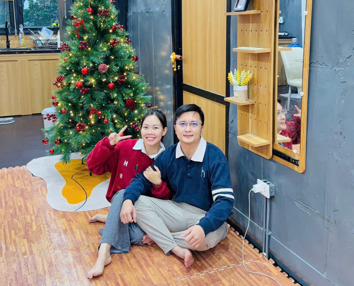 Ms. Dieu Linh and her husband in a living space designed and completed by their own family. Photo: Character provided