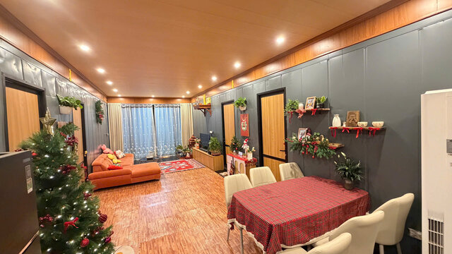 Không gian phòng khách bên trong nhà container được bố trí gọn gàng, ấm cúng, đáp ứng sinh hoạt hằng ngày của gia đình. Ảnh: Nhân vật cung cấp