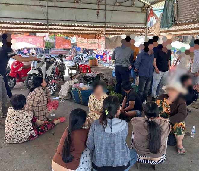 Xóc đĩa ăn tiền, 8 đối tượng ở Khánh Hòa bị bắt quả tang