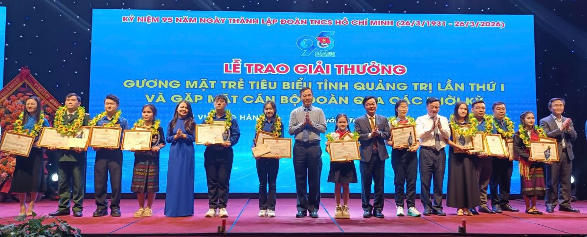 20 typical young faces of Quang Tri province honored at the ceremony. Photo: Thanh Trung