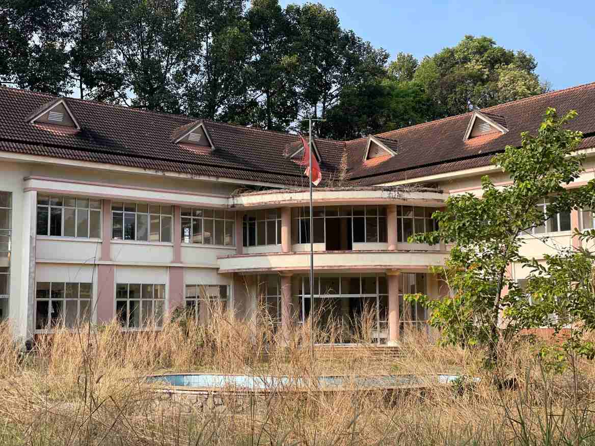 Tòa nhà 2 tầng bên trong bỏ không. Ảnh: Đình Trọng