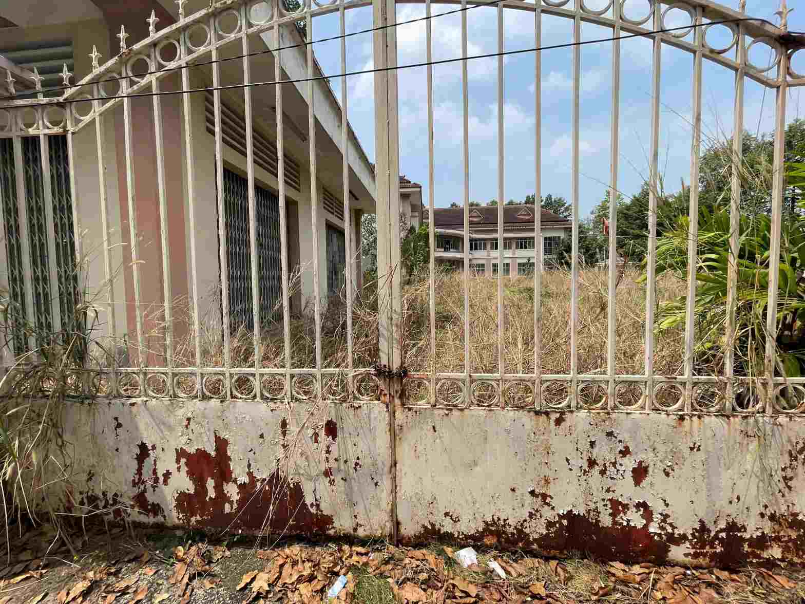 Cổng sắt cũng hoen ghỉ theo thời gian. Ảnh: Đình Trọng