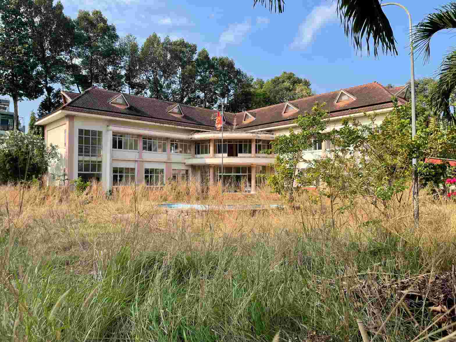 The old headquarters is abandoned for a long time, causing waste in Phu Loi ward. Photo: Dinh Trong