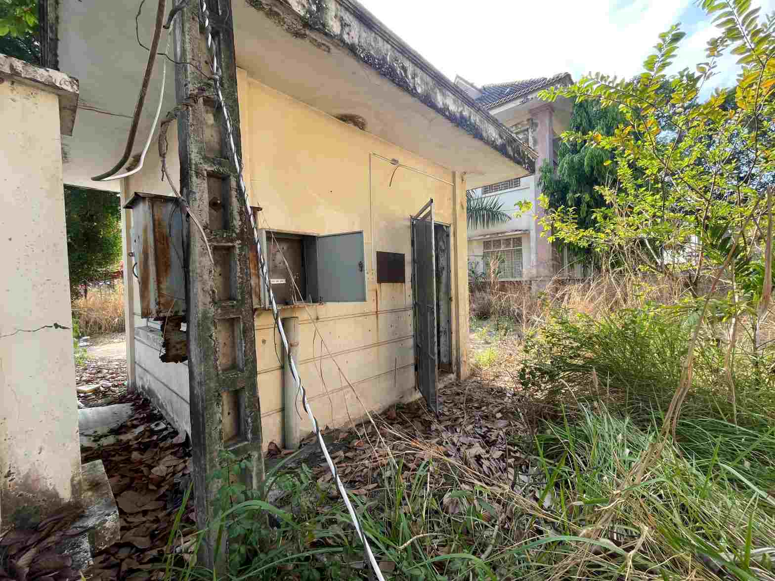 Các hạng mục bên trong trụ sở cũ đang xuống cấp. Ảnh: Đình Trọng 