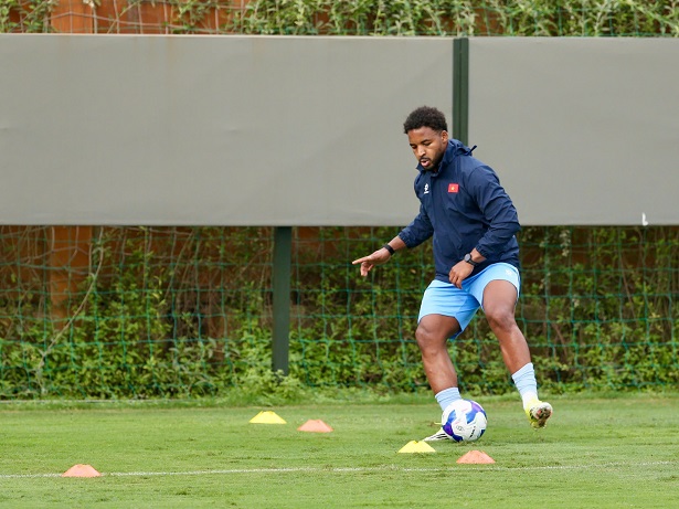 Tiền đạo Nguyễn Xuân Son vẫn phải đang tập riêng về gặp chấn thương. Ảnh: VFF