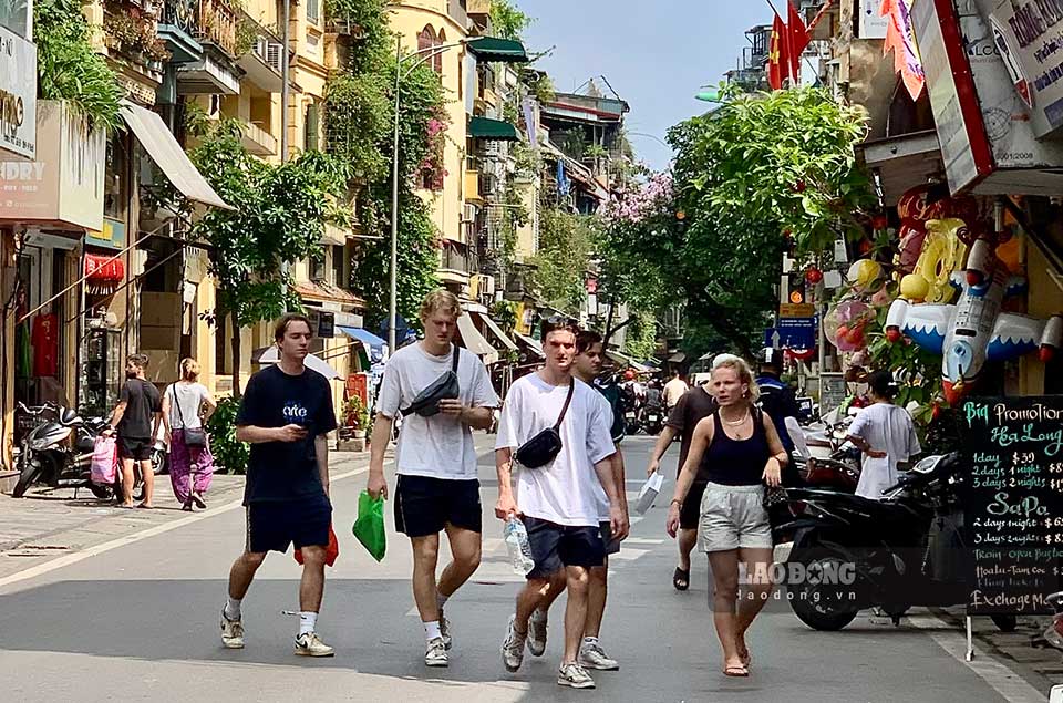 Việt Nam trở thành điểm đến an toàn, giá rẻ với khách quốc tế. Ảnh: Ý Yên