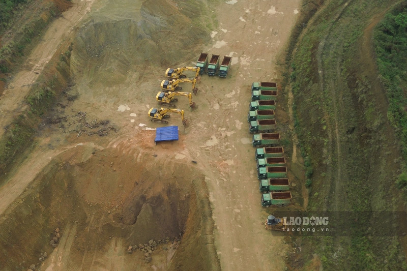 Loạt phương tiện khai thác, vận chuyển đã dừng hoạt động. Ảnh: Đinh Đại 