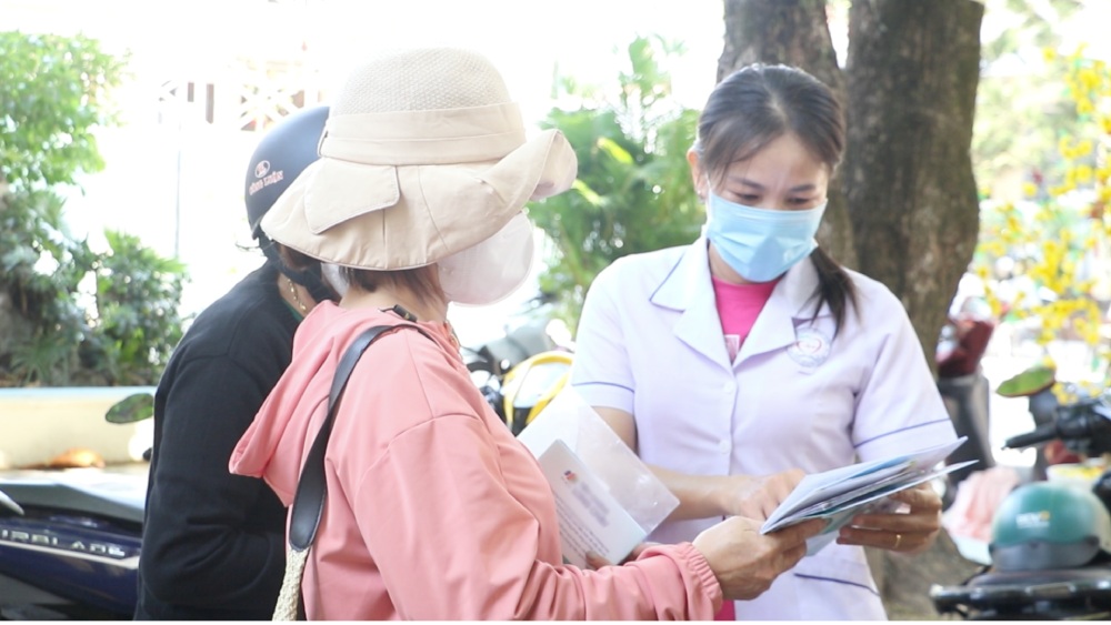 Nhân viên y tế tư vấn cho phụ huynh về cách phòng bệnh, vệ sinh cá nhân, tiêm vaccine. Ảnh: Nam Phương