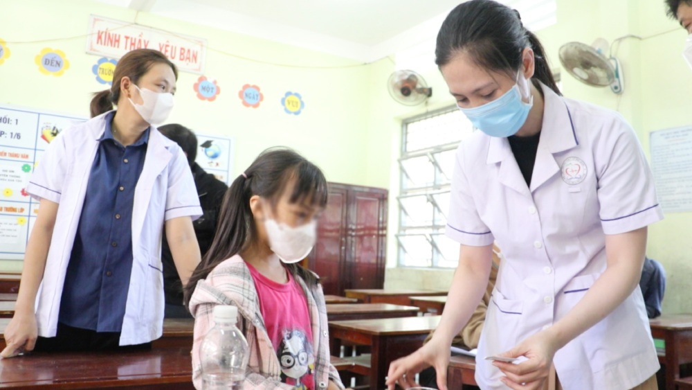 En la escuela primaria de Phu Quoc, donde se registró un caso de meningitis meningocócica, los estudiantes fueron examinados por personal médico, asesorados y se les administraron antibióticos preventivos, y se les indicó que los tomaran inmediatamente en clase. Foto: Nam Phuong