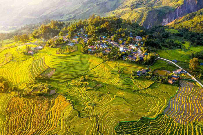 Phong cảnh tuyệt đẹp, nhịp sống bình dị ở Y Tý. Ảnh: Minh Long