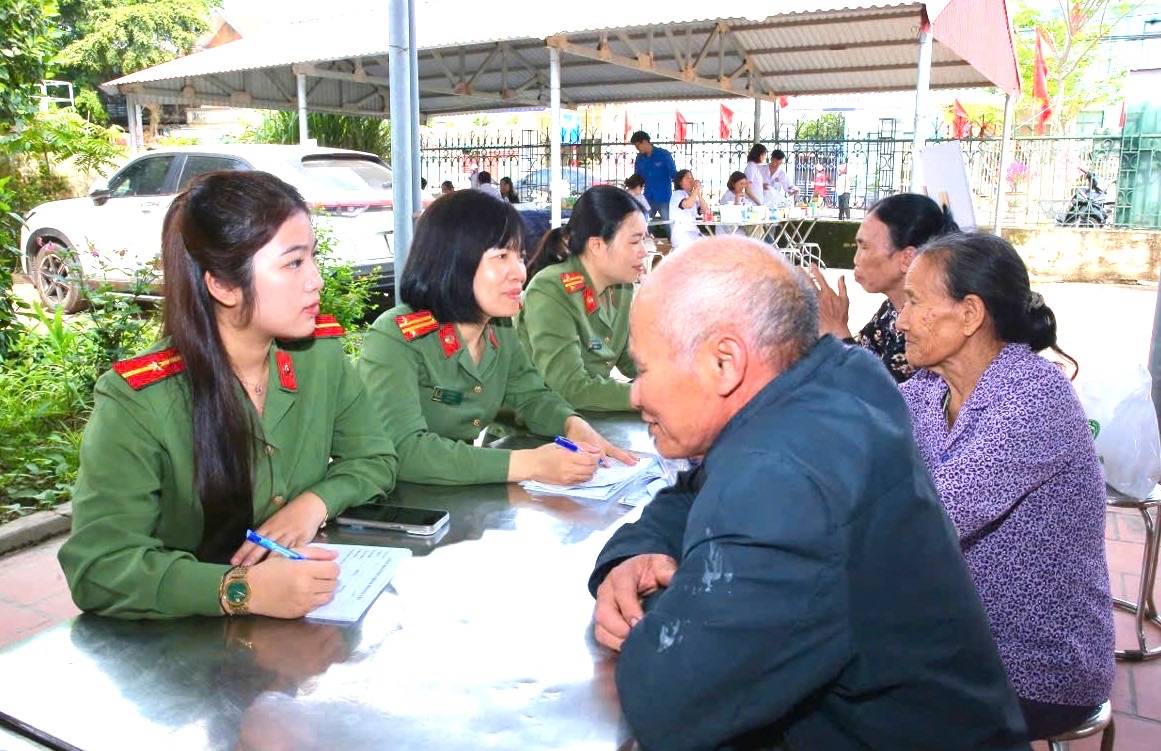 Nearly 400 people in Gia Van commune were examined and given free medicine in a volunteer program co-organized by the youth of Ninh Binh Provincial Police. Photo: Dieu Anh