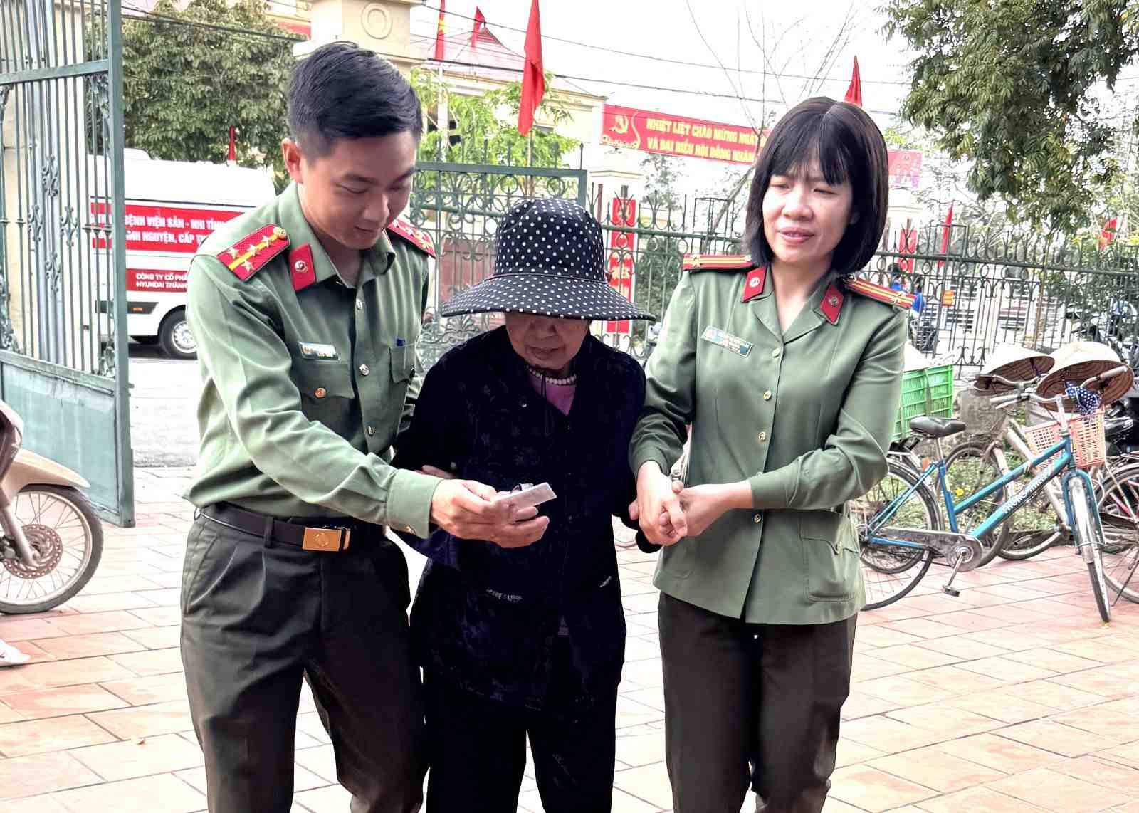 Tuổi trẻ Công an tỉnh Ninh Bình hỗ trợ người dân đến khám bệnh. Ảnh: Diệu Anh