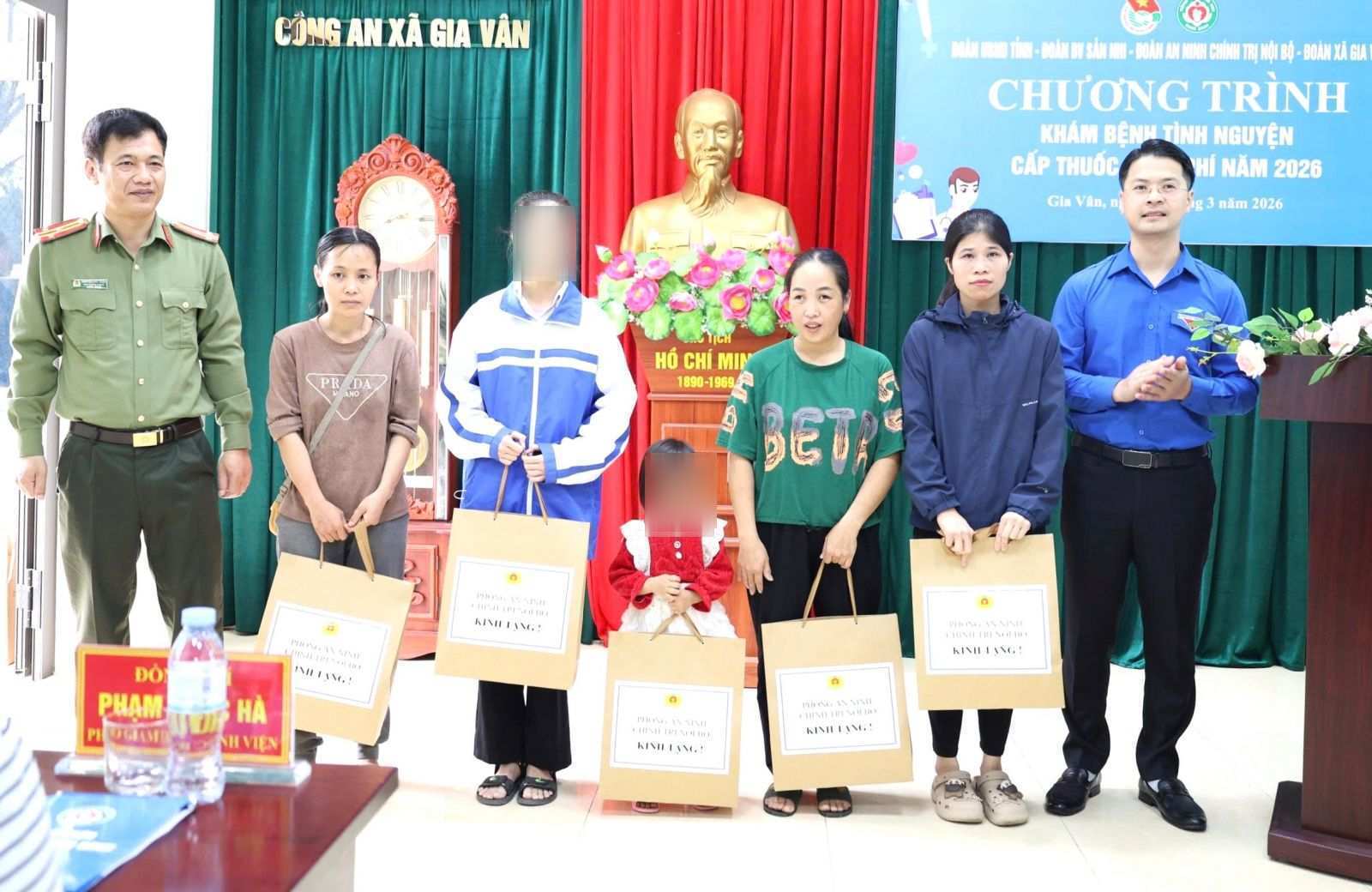 Ban tổ chức trao quà cho các trường hợp có hoàn cảnh khó khăn trên địa bàn xã Gia Vân. Ảnh: Diệu Anh