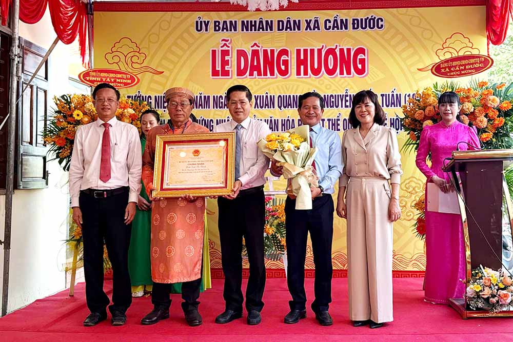 Trao bằng công nhận di sản văn hóa phi vật thể quốc gia Lễ hội đình Tân Chánh ở Tây Ninh. Ảnh: Thanh Vũ