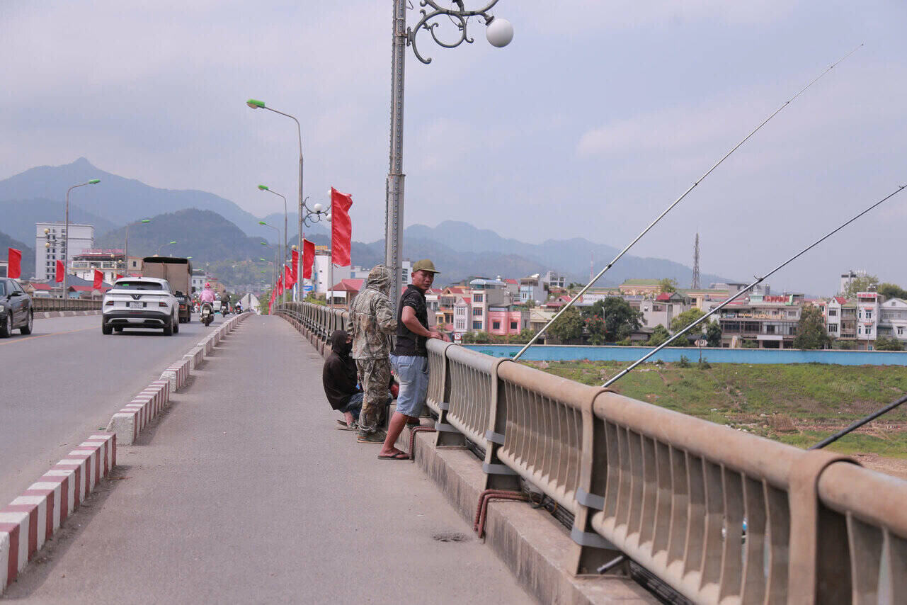 Người dân đứng trên cầu câu cá. Ảnh: Minh Chuyên