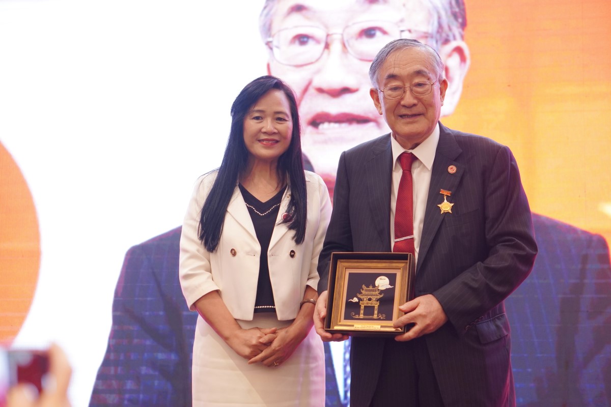 Các đồng nghiệp, thế hệ học trò gửi lời chúc mừng, tri ân những đóng góp của GS.TS Furuta Motoo. Ảnh: Văn Cương  