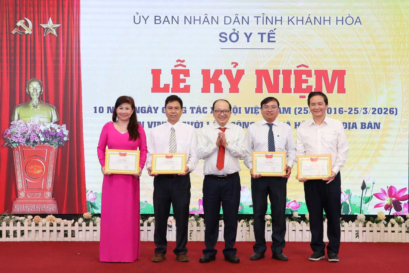 Lãnh đạo Sở Y tế tỉnh Khánh Hòa khen thưởng các tập thể tiêu biểu trong công tác xã hội. Ảnh: Phương Linh