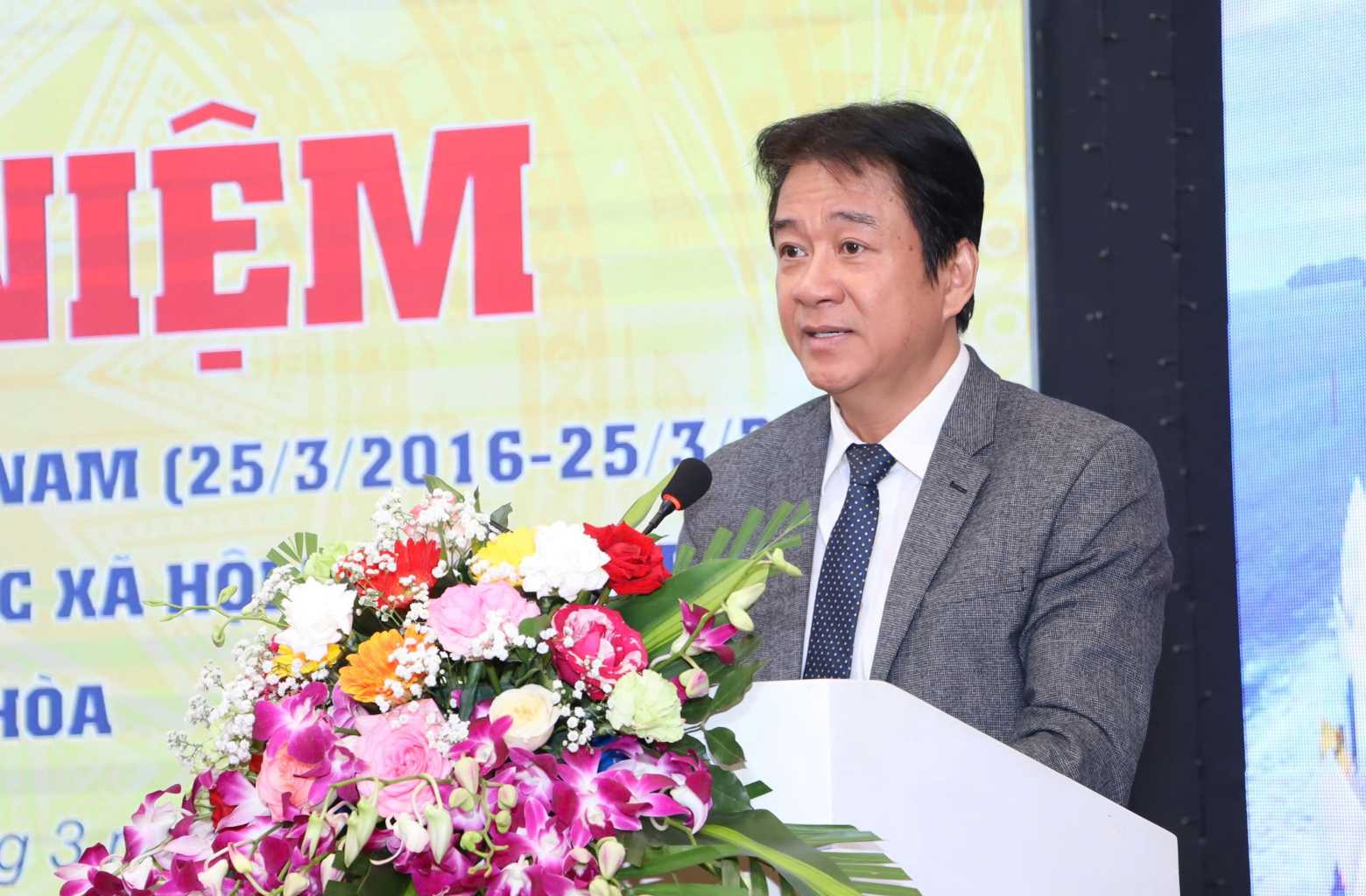 Phó Chủ tịch UBND tỉnh Khánh Hòa ghi nhận những cống hiến thầm lặng của  đội ngũ làm công tác xã hội những năm qua. Ảnh: Phương Linh