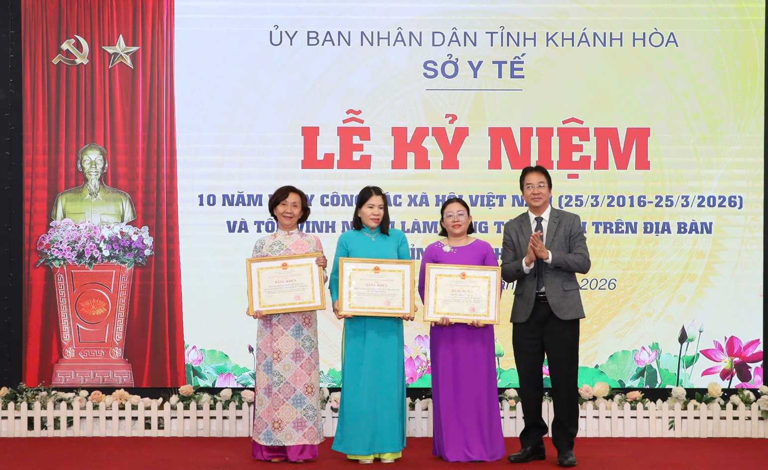 Standing Vice Chairman of Khanh Hoa Provincial People's Committee awarded certificates of merit to 2 collectives and 1 individual with outstanding achievements in social work. Photo: Phuong Linh