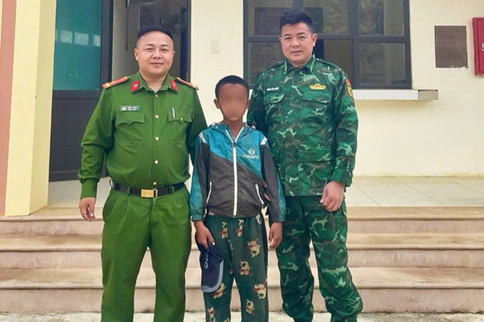 Thao V (Lao nationality) was supported by the police and border guards to return to his hometown. Photo: Son La Provincial Police