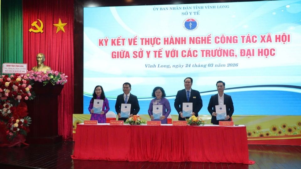 Sở Y tế Vĩnh Long và các trường đại học ký kết hợp tác đào tạo, phát triển nguồn nhân lực công tác xã hội. Ảnh: Hoàng Lộc 