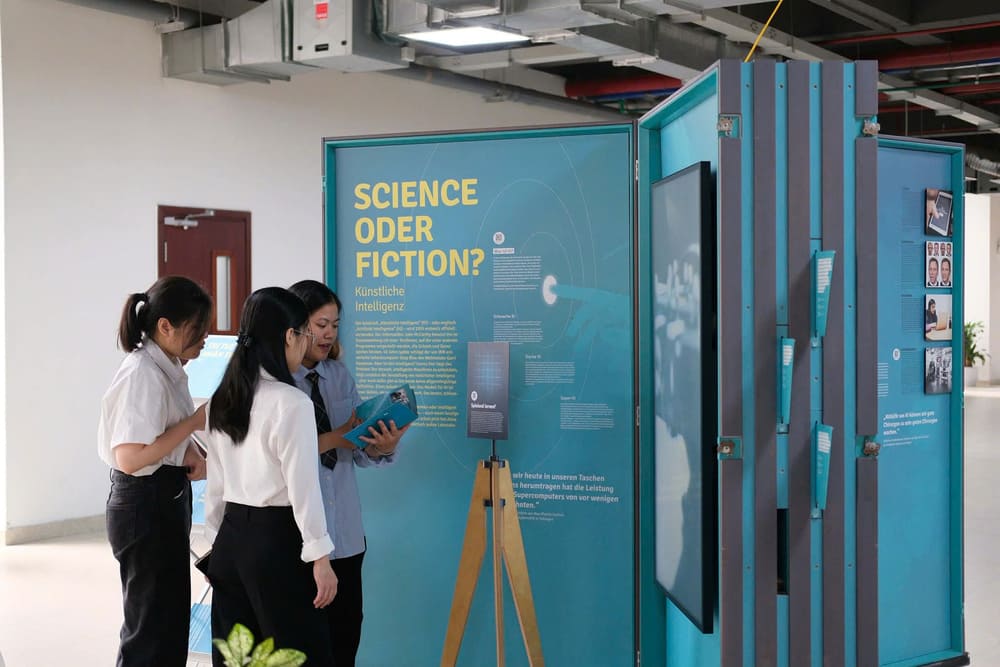 우주. 인간. 지능" 과학 전시회는 젊은이들의 관심과 이해를 끌고 있습니다. 사진: 하프엉