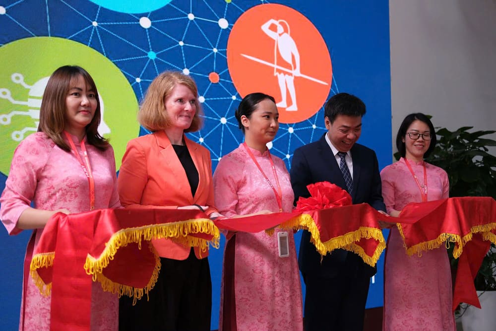 Triển lãm chính thức khai mạc vào sáng ngày 24.3 tại Đại học Bách khoa Hà Nội. Ảnh: Hà Phương