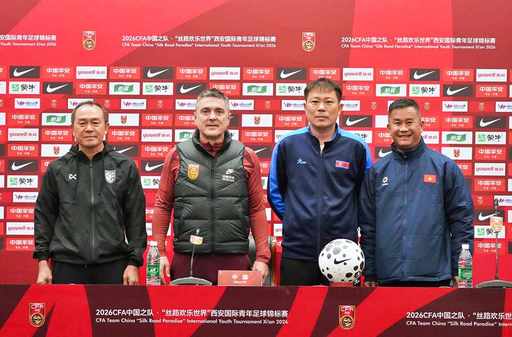 Acting head coach Dinh Hong Vinh (right cover) of U23 Vietnam attends the press conference before the CFA Team China 2026 tournament. Photo: VFF