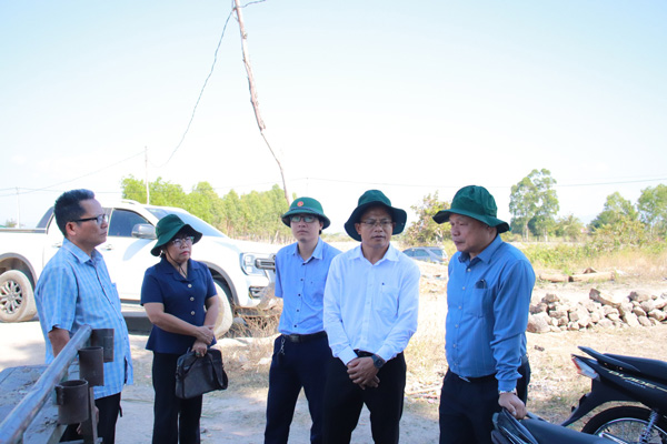 Leaders of Gia Lai province and Ia Hiao commune authorities inspect the actual location of the resettlement area construction plan. Photo: Mai Chi