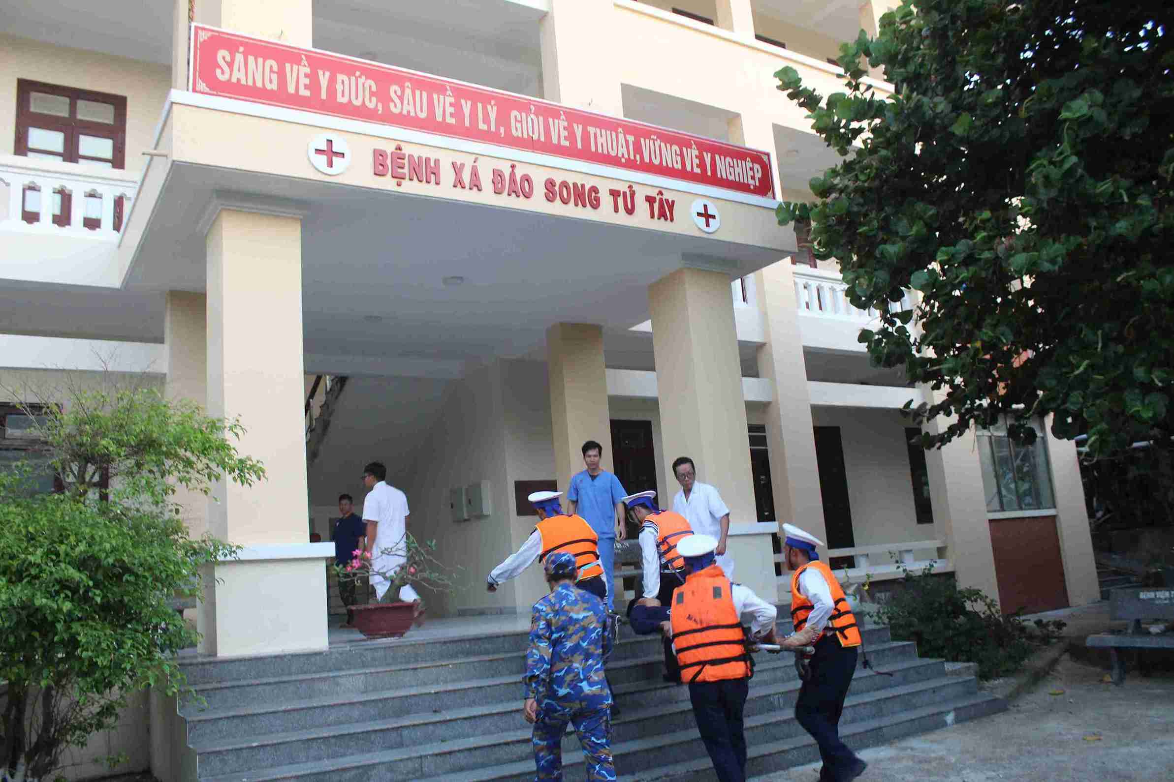 Fishermen were quickly transferred to the island clinic for emergency treatment. Photo: Thanh Vu