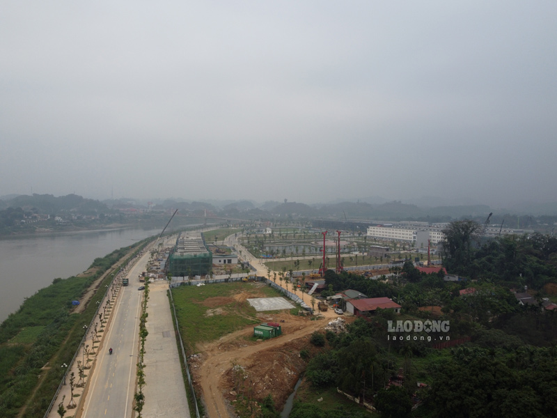 Both banks of the Red River section passing through the center of Lao Cai province are about to welcome 2 social housing projects with 1,467 apartments. Photo: Tan Van