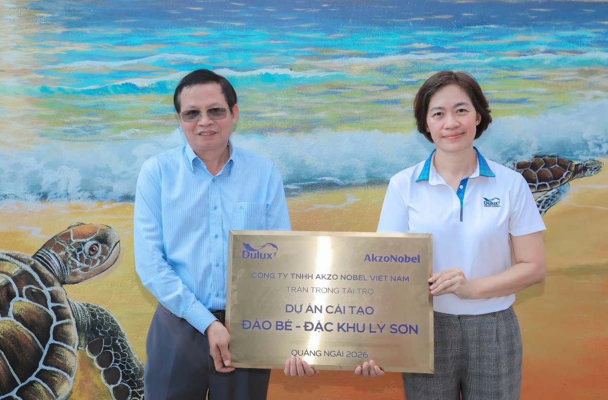 Ms. Duong Hoang Lien, representative of AkzoNobel Vietnam, handed over the project to the local government in the special island area of Ly Son. Photo: AkzoNobel