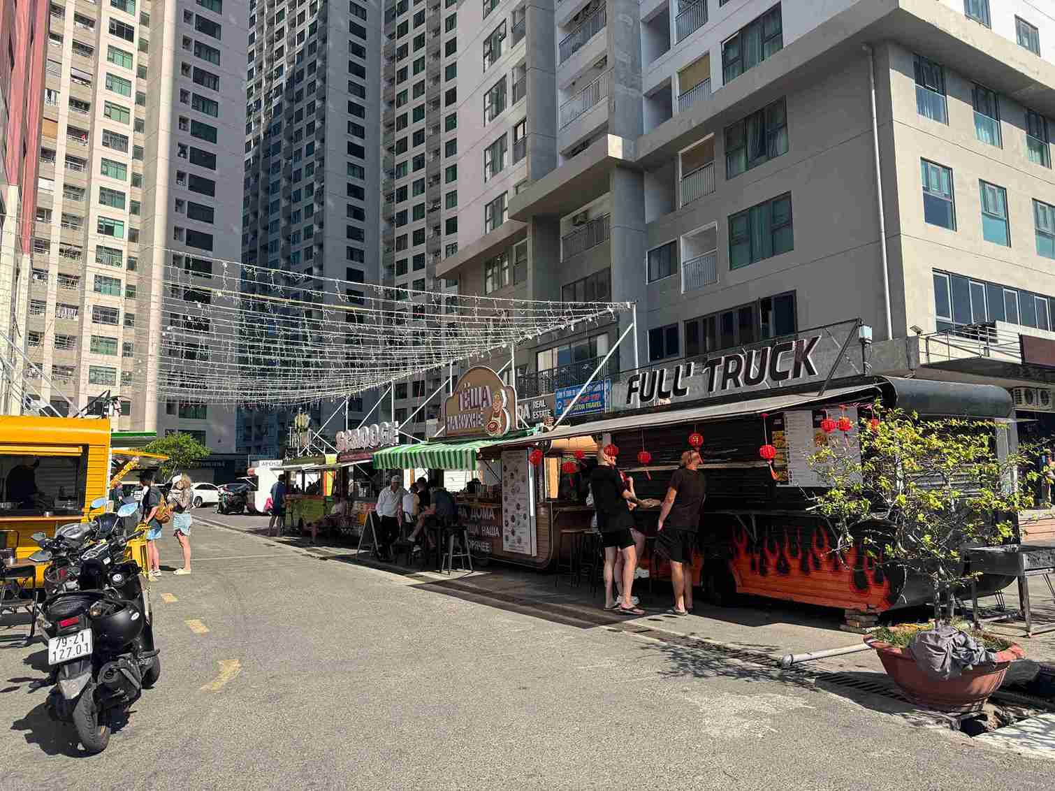 Hình ảnh các xe đồ ăn lưu động mà người dân và du khách thường mua sắm tại khu căn hộ Mường Thanh Viễn Triều. Ảnh: Hữu Long