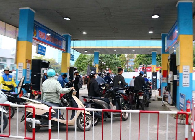 The Ministry of Finance proposes a 50% reduction in environmental protection tax for gasoline and oil. Photo: Tuyet Lan
