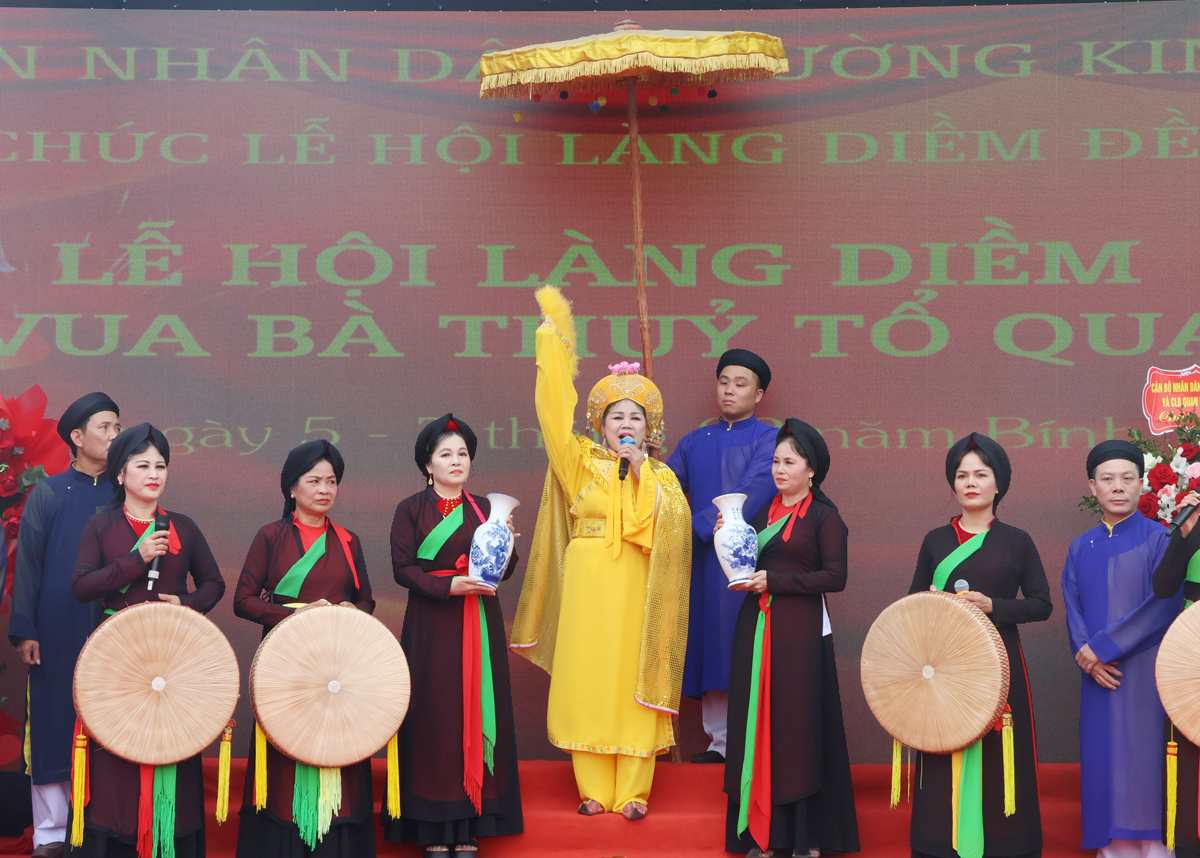 축제에서 왕비의 전설 재현 장면. 사진: 린 응옥