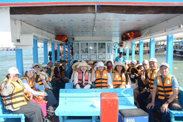Officials and employees with outstanding achievements are organized by the Rubber Company for a sea and island tourism trip. Photo: Thanh Tuan