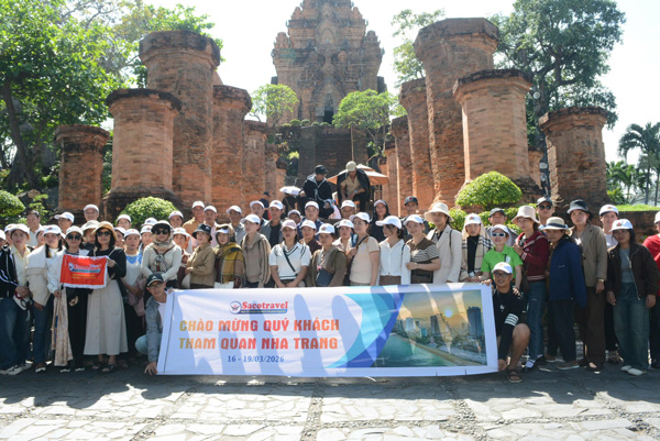 Cán bộ, công nhân lao động được tiếp thêm tinh thần, động lực từ chuyến du lịch ý nghĩa. Ảnh: Thanh Tuấn 