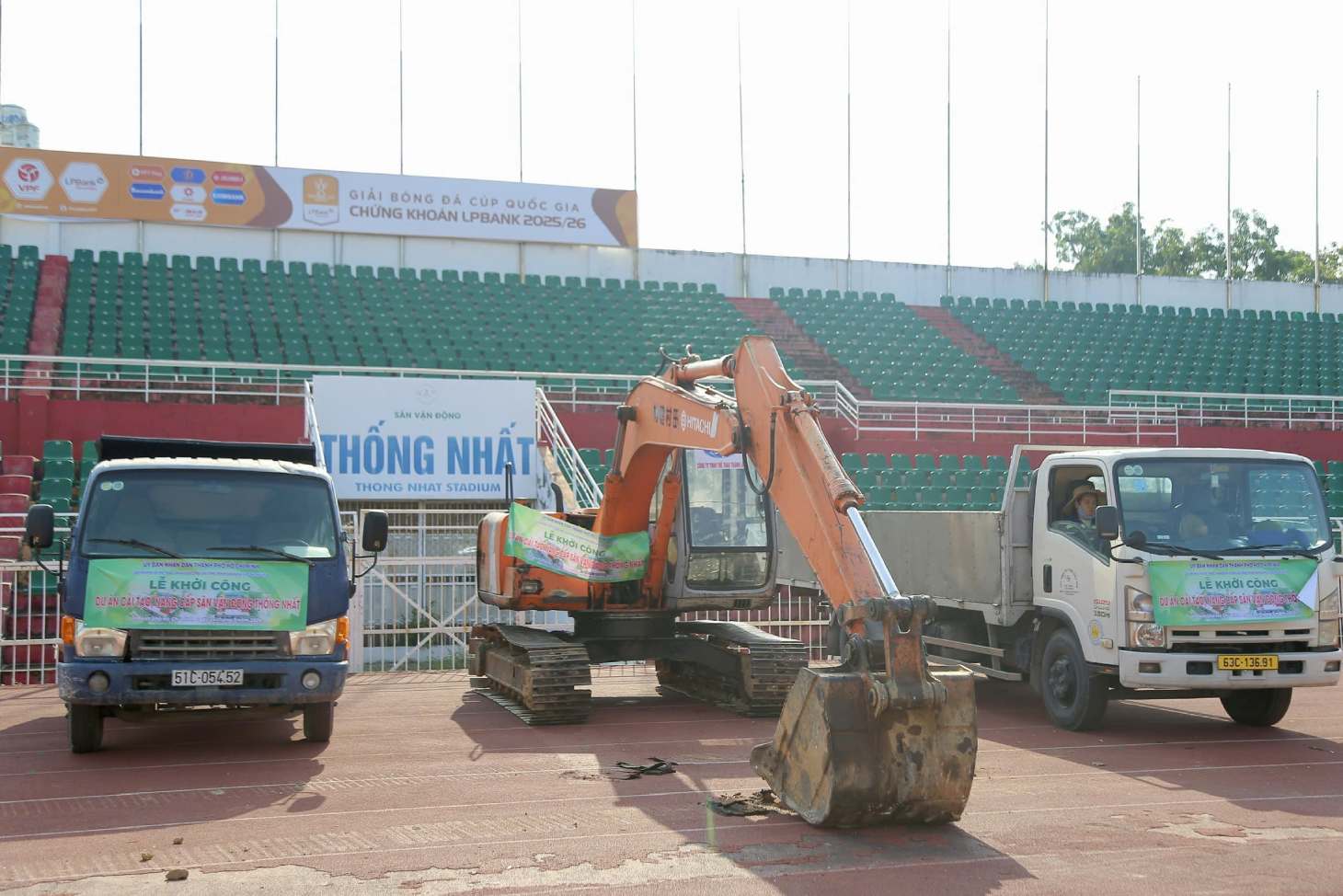 Máy móc đã được tập kết để [Chèn Ảnh 4]  Chú thích ảnh: Công tác rào chắn đang được rục rịch triển khai. Khán đài B, C1, D1 sẽ bị đập bỏ hoàn toàn để xây mới. Ảnh: Anh Tú