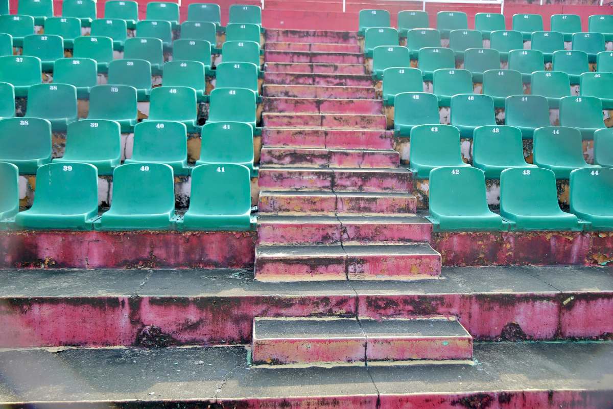 Khán đài B - từng là nơi cuồng nhiệt nhất của “chảo lửa” Thống Nhất - nay cửa đóng then cài, phải tạm ngưng hoạt động từ lâu do không còn đảm bảo an toàn. Ảnh: Anh Tú