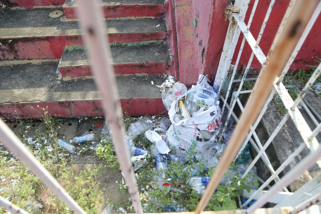 Nhiều khu vực dưới gầm khán đài biến thành nơi tập kết rác bất đắc dĩ, bốc mùi ẩm thấp và xú uế