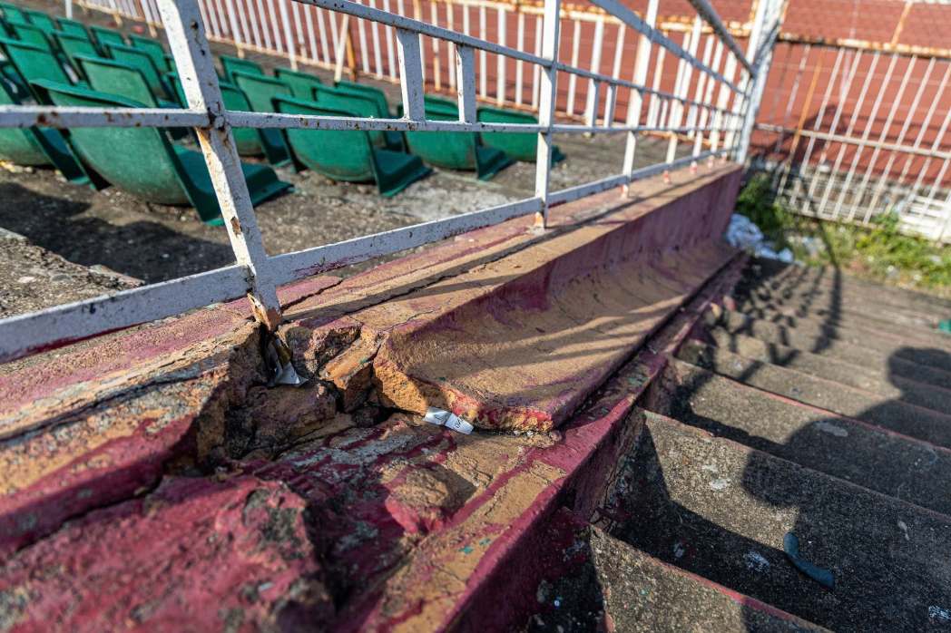   Nhiều mảng tường, trần bêtông dọc các lối đi bong tróc, nứt nẻ nghiêm trọng, để lộ cả phần lõi thép hoen gỉ bên trong. Ảnh: Thái Bảo