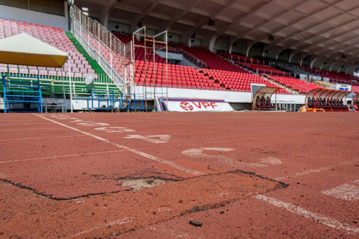 Đường chạy điền kinh nhuốm màu thời gian, bề mặt cao su xỉn màu và bong tróc nhiều chỗ, không còn đáp ứng tiêu chuẩn tập luyện và thi đấu đỉnh cao. Ảnh: Anh Tú