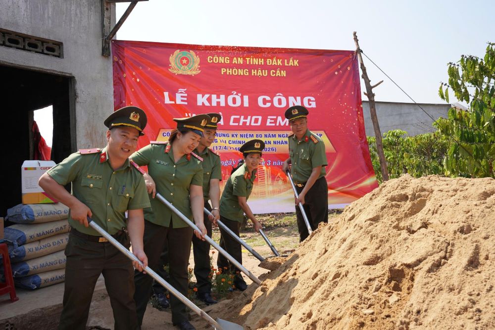The grassroots trade union of the Logistics Department advised the Party Committee and unit leaders to organize the groundbreaking ceremony for the housing project for 3 sisters and children of ethnic minorities. Photo: Quang Huy