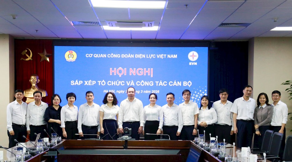 Các đồng chí Thường trực chụp ảnh với CBCNV Ban Quan hệ lao động Công đoàn ĐLVN. Ảnh: CĐ ĐLVN 