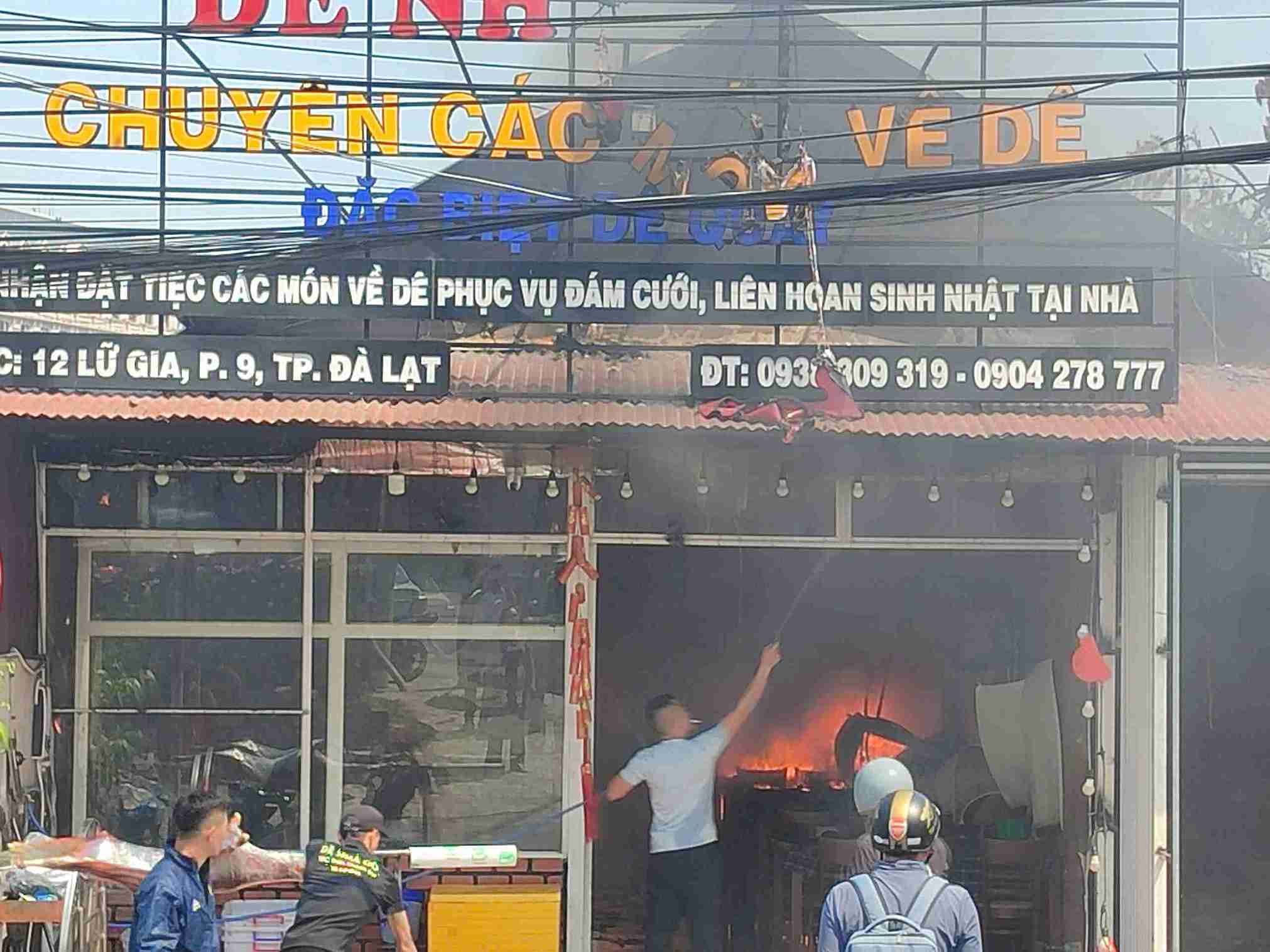 Hỏa hoạn bùng phát tại quán nhậu khi nhiều nhân viên đang làm việc bên trong. Ảnh: Phúc Khánh 