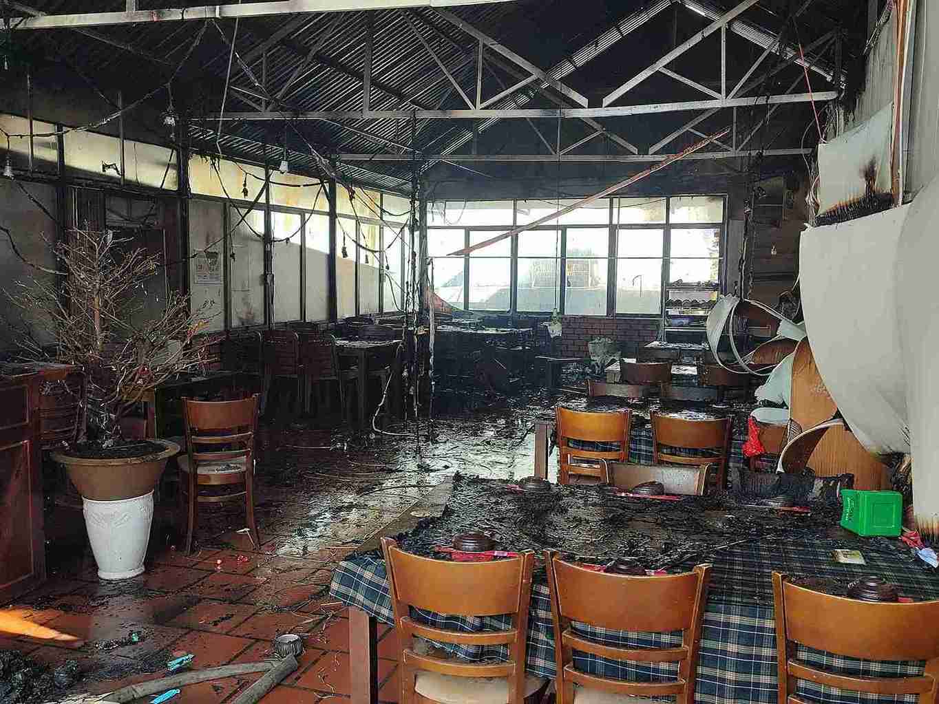 Nhiều tài sản bên trong quán nhậu bị lửa thiêu rụi gây hư hỏng. Ảnh: Phúc Khánh