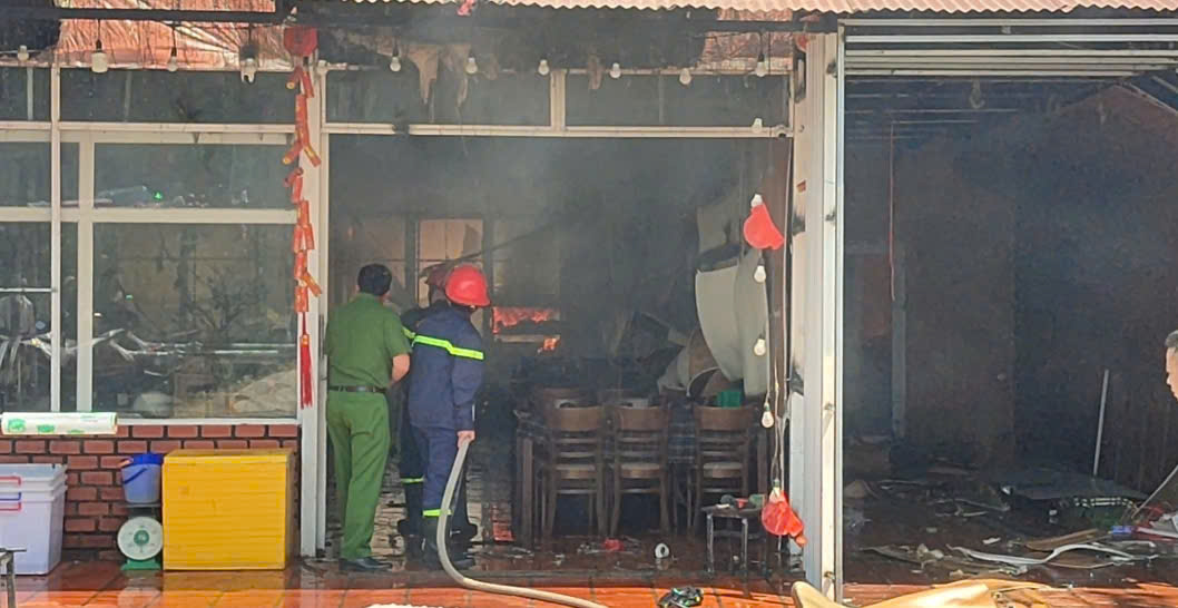 Lực lượng phòng cháy nỗ lực khống chế dập tắt hỏa hoạn. Ảnh: Phúc Khánh 